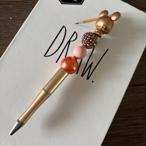 Disney Doorables: Mickey & Friends: Mickey Mouse handmade beaded pen - Picture 3 of 3